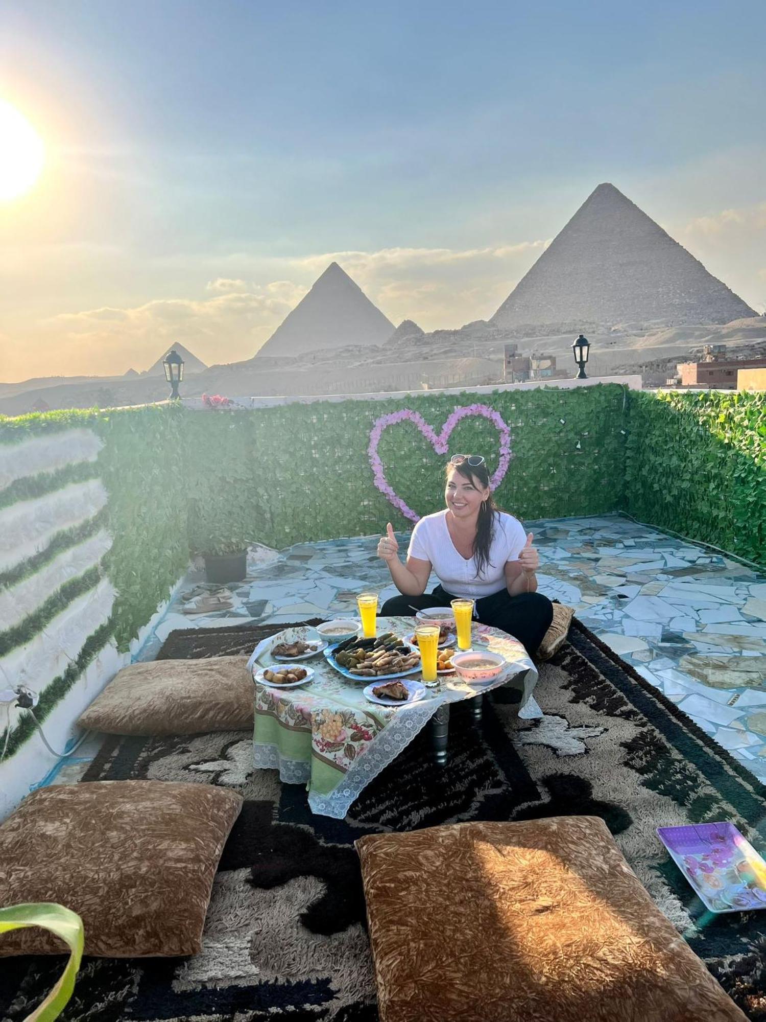 Pyramids Show Hotel Kafret el-Gabal Kültér fotó