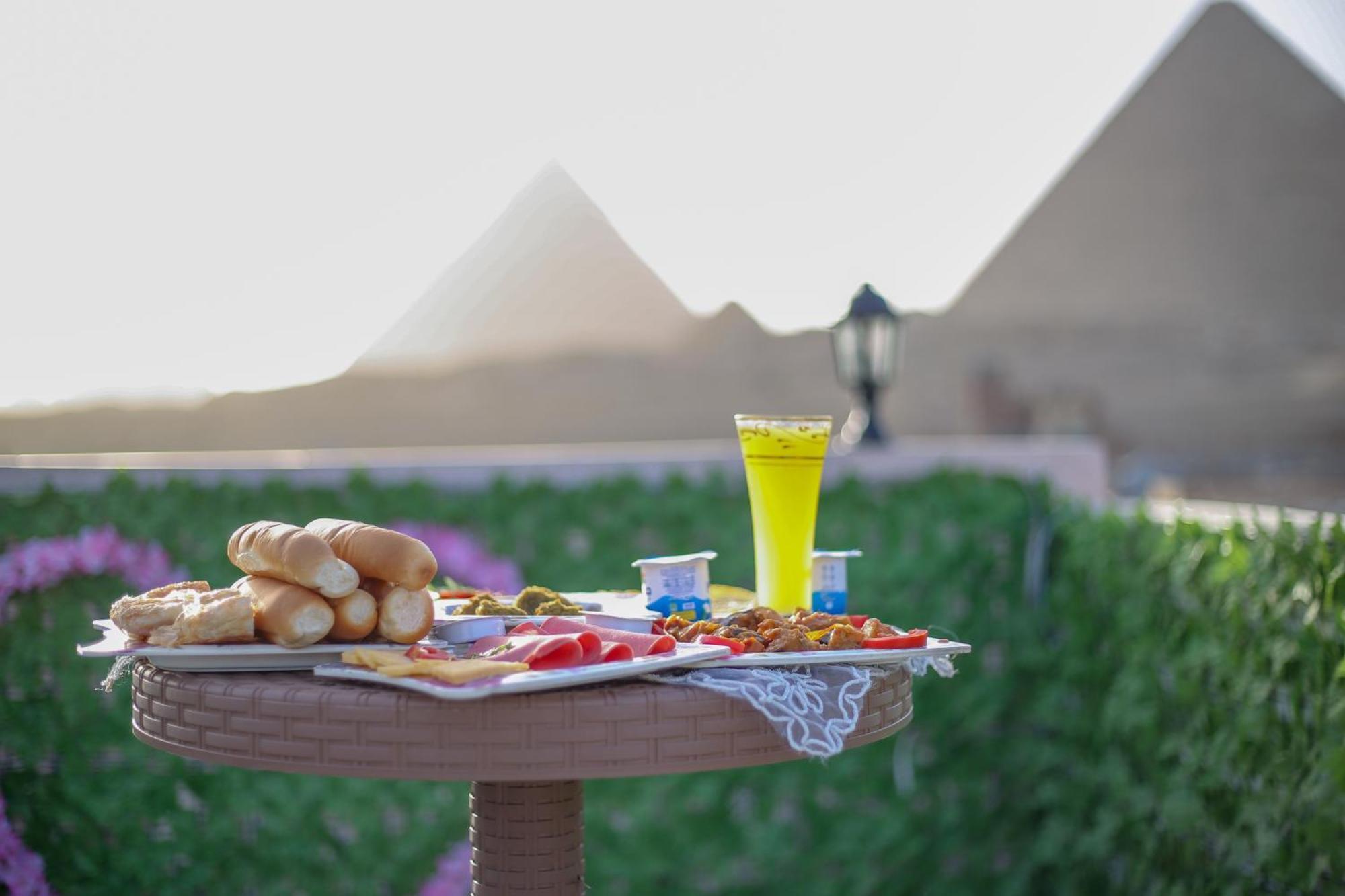 Pyramids Show Hotel Kafret el-Gabal Kültér fotó