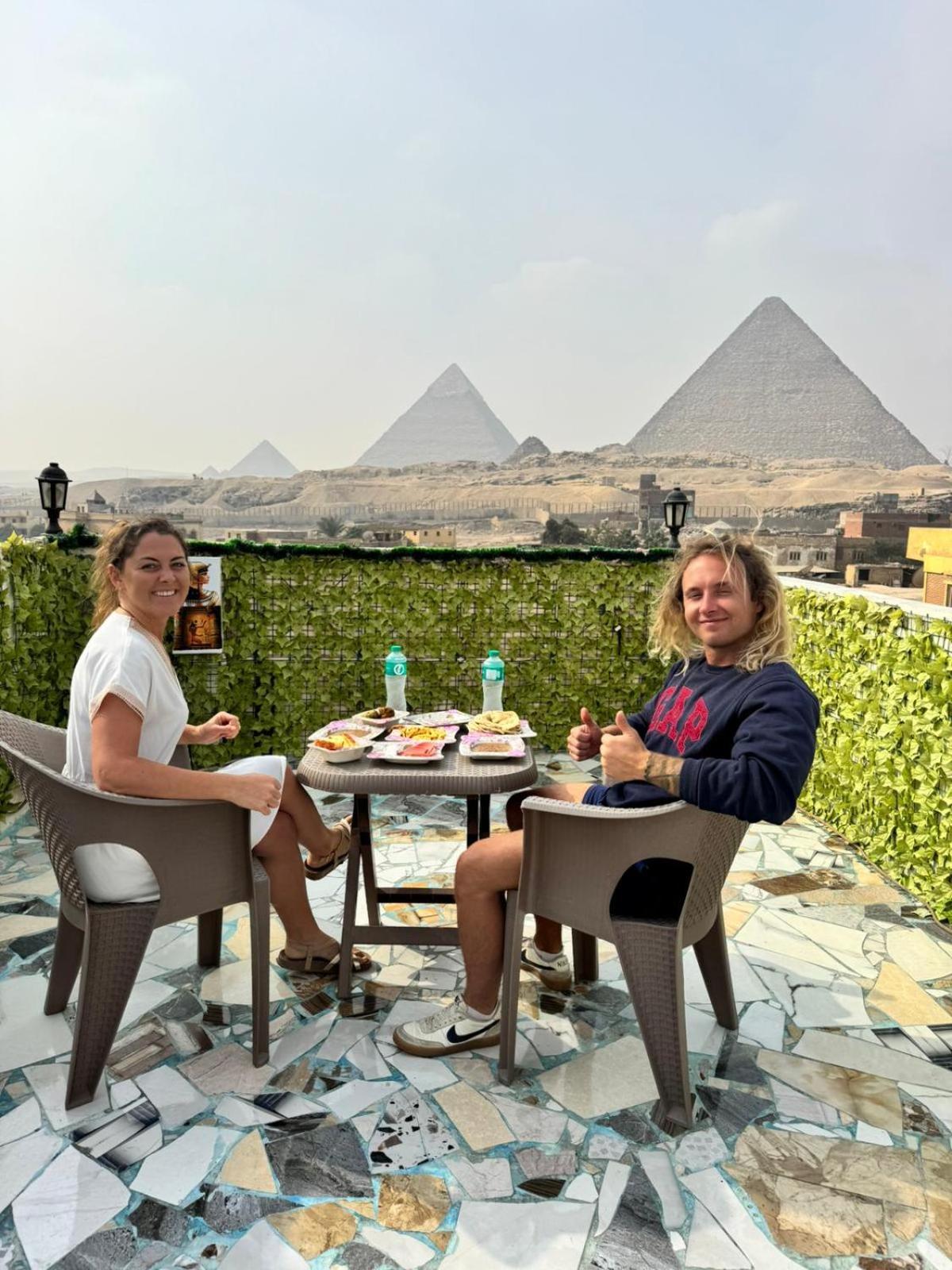 Pyramids Show Hotel Kafret el-Gabal Kültér fotó